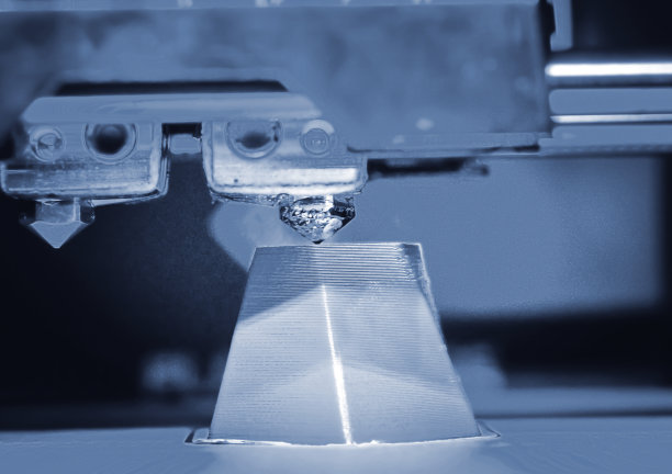 3d打印机打印蓝色灰色多面几何形状蓝色背景图片下载