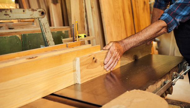 高级木匠制服在木工机器上工作在木工制造图片下载