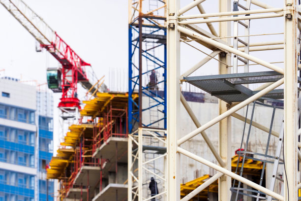 建筑起重机和在建建筑。起重机和建筑施工现场图片下载