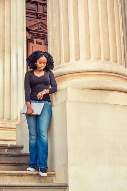 年轻的黑人妇女站在纽约市办公楼外图片下载