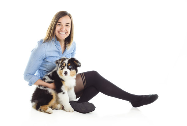 英俊的女性和她的澳大利亚伯杰小狗在工作室图片下载
