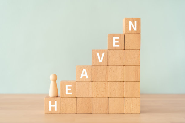 木块具有“天堂”的文字概念和人类玩具。图片下载