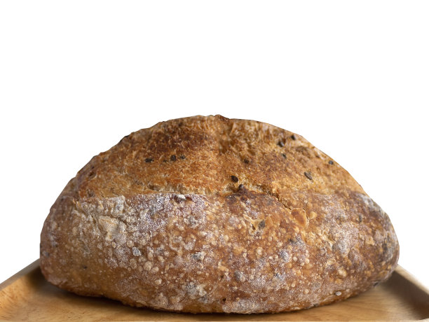 烤棕色自制酵母在木制板上的侧面视图，孤立的，平原的背景与复制空间和剪贴路径图片下载