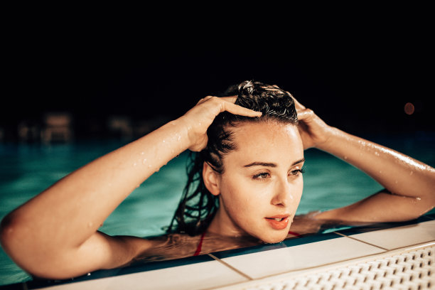 夏夜泳池里的性感女人图片下载