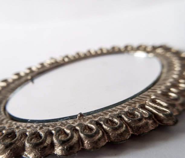 白色背景的经典美学镜子图片下载