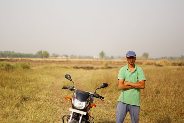 农民肖像与摩托车户外的自然图片下载