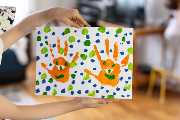 拿着画在纸上的孩子图片下载