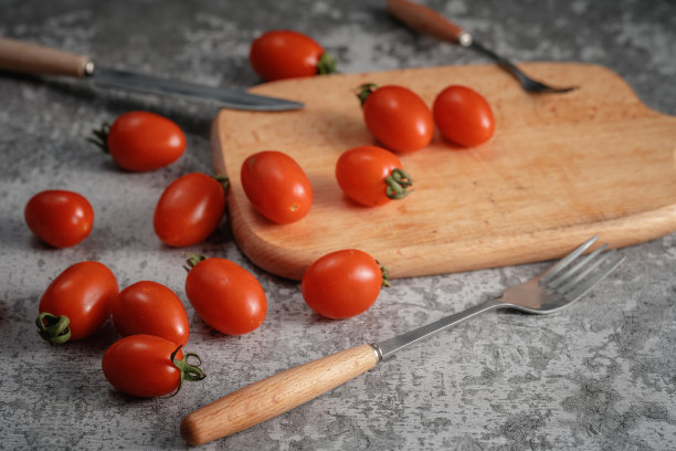 阳光照在西红柿上图片下载