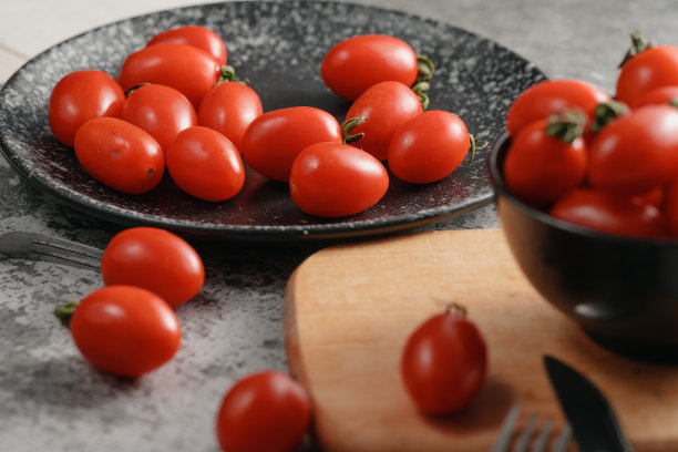 阳光照在西红柿上图片下载