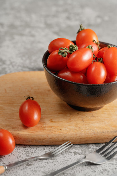 阳光照在西红柿上图片下载