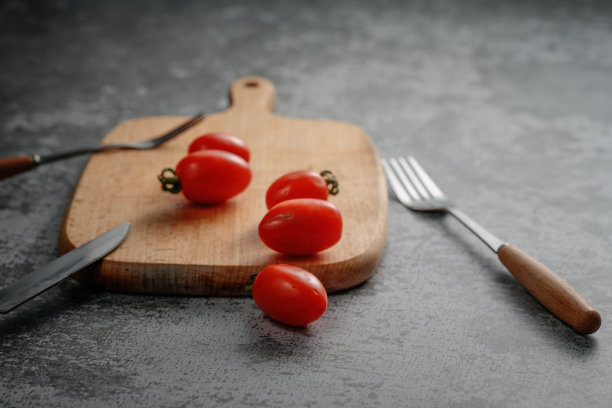 阳光照在西红柿上图片下载