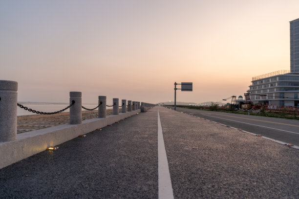 黄昏时空旷的道路图片下载