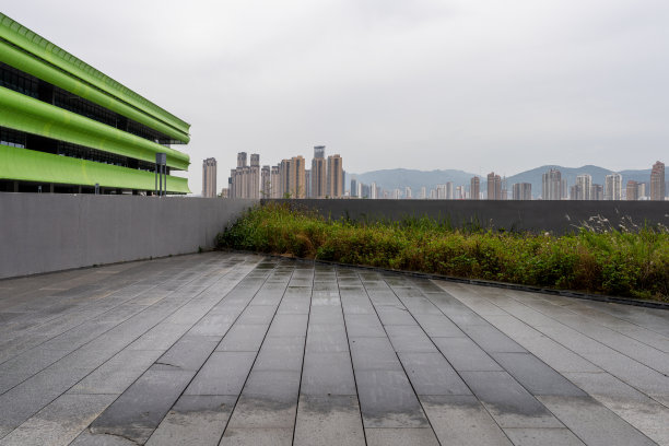 开放的走廊和现代城市建筑都在雨中图片下载