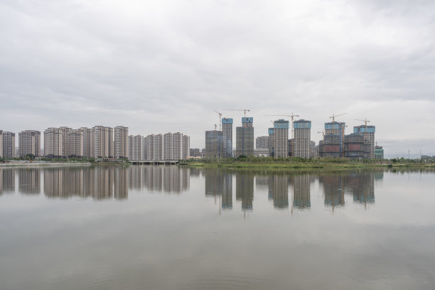 雨中的湖水映出城市的天际线图片下载