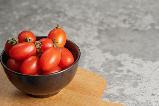 阳光照在西红柿上图片下载