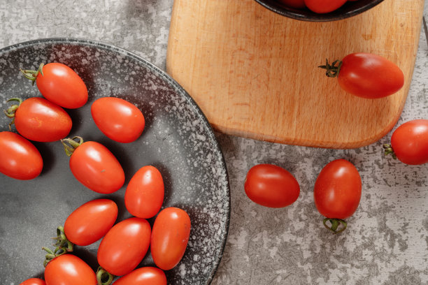 阳光照在西红柿上图片下载