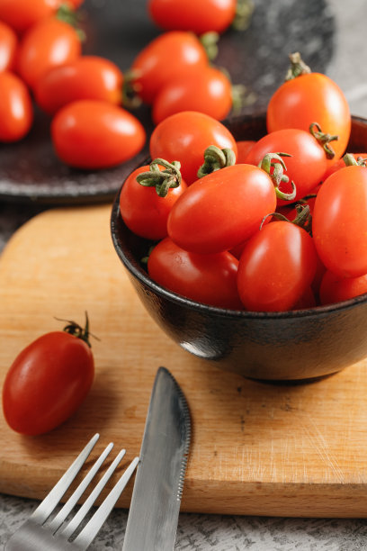 阳光照在西红柿上图片下载