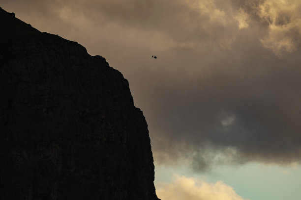 白云石标志性的户外景观:苍白山脉上的日落图片下载
