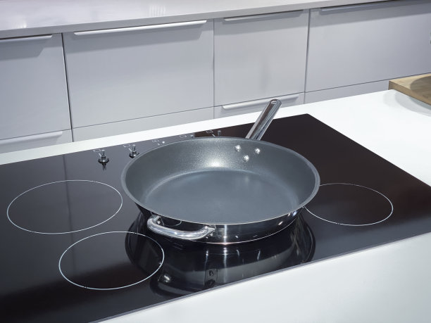 厨房岛上的现代玻璃炉图片下载