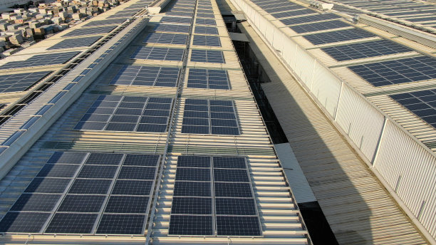 屋顶上安装了太阳能电池板图片下载