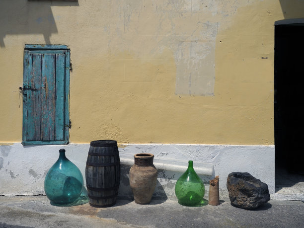 乡村酒坛子陈列着图片下载