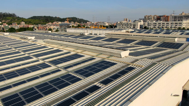 屋顶上安装了太阳能电池板图片下载