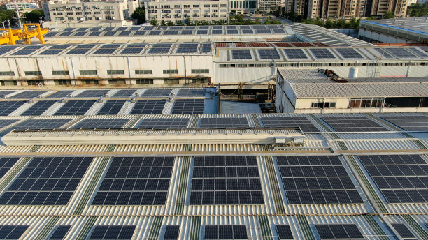 屋顶太阳能电池板图片下载