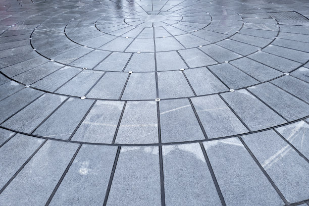 雨后带有圆形图案的方形地面图片下载