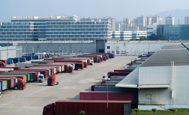 仓库外面有一排卡车图片下载