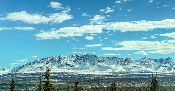 春天的阿拉斯加山脉-最后的边疆图片下载