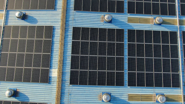 俯瞰屋顶太阳能发电设施图片下载