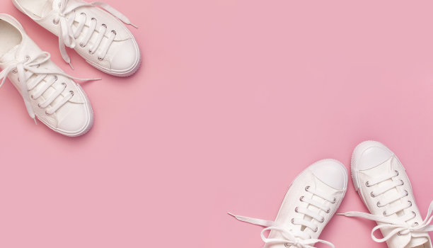 白色女性时尚运动鞋在粉红色的背景。平面布局，俯视图，拷贝空间。女性的鞋子。时尚的白色运动鞋。时尚博客或杂志概念。简约的鞋背景，运动鞋图片下载