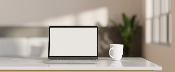 工作空间与笔记本电脑和咖啡杯在一个白色的桌面上模糊最小的客厅图片下载