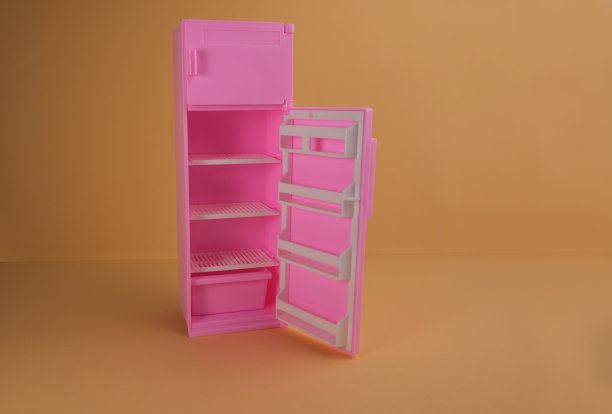 粉红色的塑料玩具冰箱。图片下载