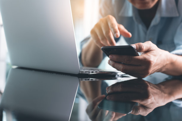 使用智能手机的商人图片下载