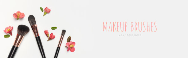 专业化妆刷粉红色的春天花浅灰色的背景平铺顶部视图复制空间。美容产品、化妆品、女装配饰、时尚。美容化妆组图片下载