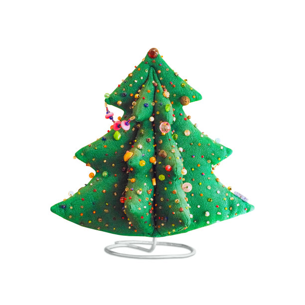 圣诞树由织物，珠子和按钮孤立在白色背景。手工圣诞玩具，冬季工艺品。圣诞创意概念图片下载