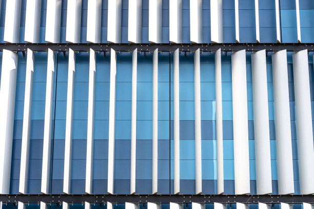 现代建筑的外立面采用了创新的自动可移动百叶窗。图片下载