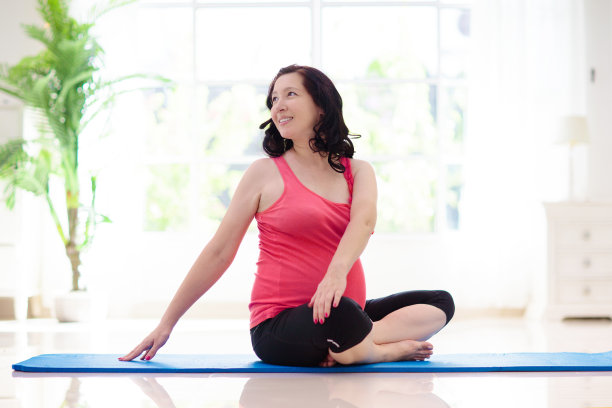 孕期瑜伽。孕妇锻炼身体。图片下载