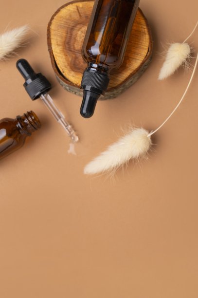 干净的棕色玻璃化妆品瓶移液管，罐奶油，装饰小穗植物在棕色背景。天然有机化妆品。水疗产品的健康和美容。血清、面部石油图片下载