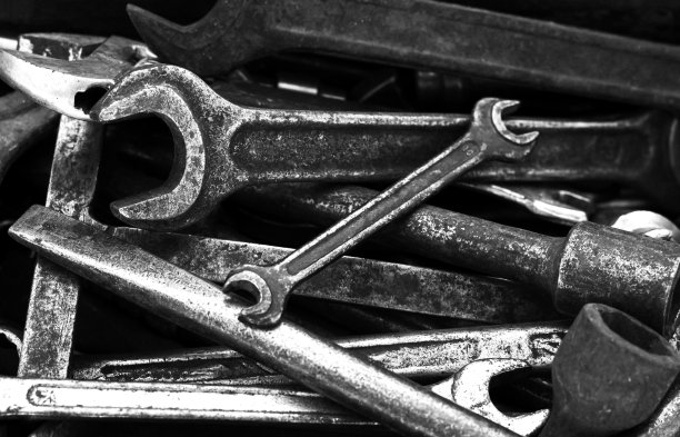 车间有脏旧的手动车库工具图片下载