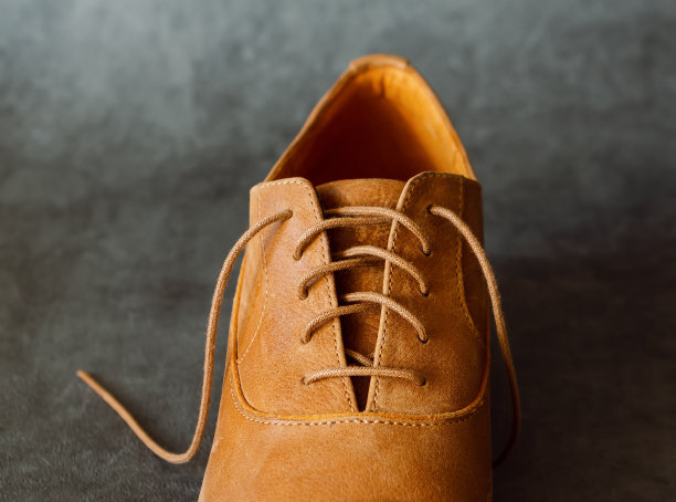 花边舒适豪华皮鞋或靴子灰色背景。图片下载