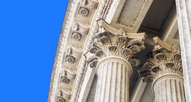 喀山大教堂上的科林斯式壁柱，古希腊罗马建筑的古典秩序，蓝天为背景图片下载