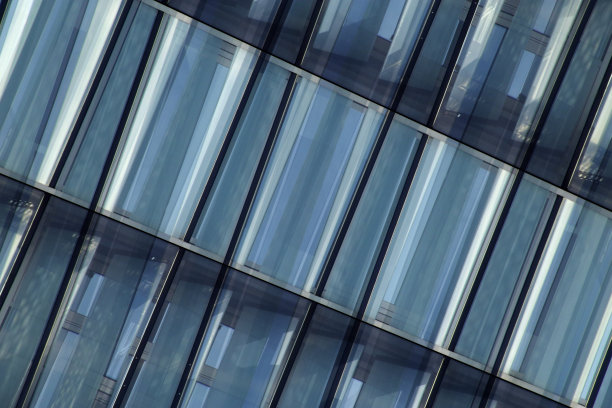 反射蓝天的透明墙。办公楼碎片的拼贴照片。摘要玻璃背景题材为现代建筑、建筑业或房地产。图片下载