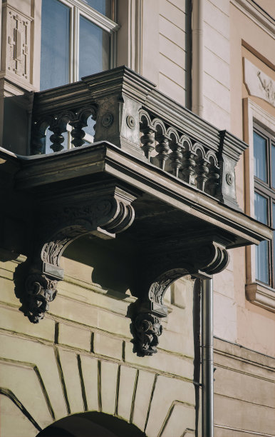 绿色古老的阳台与栏杆扶手的一个房子的正面，在利沃夫，乌克兰。有着马斯卡龙和女像柱的老式欧洲建筑。图片下载