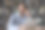 从笔记本电脑工作分心微笑的非洲人看着远处。图片下载