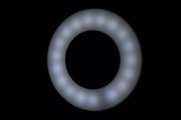 黑暗中的圆灯。晚上的LED灯。图片下载