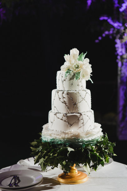 时尚的现代婚礼蛋糕。图片下载