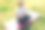 美丽的年轻红发女人放松与智能手机在瑜伽垫上训练后。快乐的女孩与耳机听音乐或浏览互联网。运动或瑜伽的概念图片下载