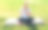 美丽的年轻红发女人放松与智能手机在瑜伽垫上训练后。快乐的女孩与耳机听音乐或浏览互联网。运动或瑜伽的概念图片下载
